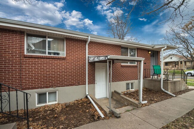 Building Photo - Spacious 4BR with bonus space and a 2 car garage in the heart of Sunnyside!