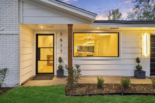 Building Photo - 1611 Ridgehaven Dr