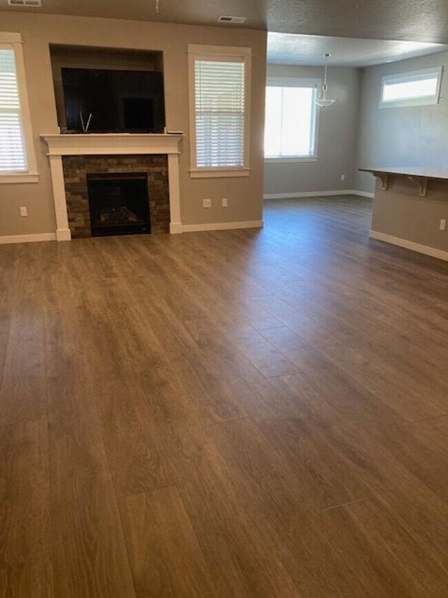 Building Photo - 4 bedroom, 3 full bath home  -Star