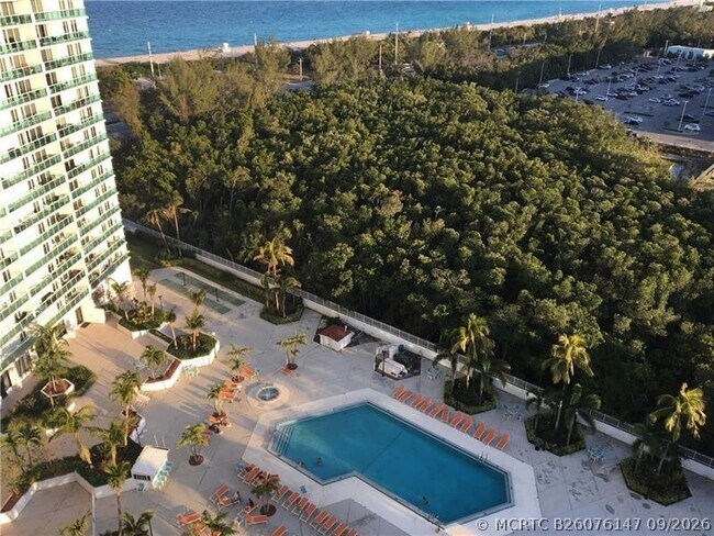 Building Photo - 100 Bayview Dr