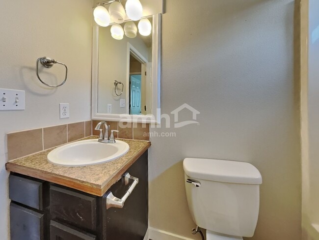 Building Photo - 257 S Delphinium Ave