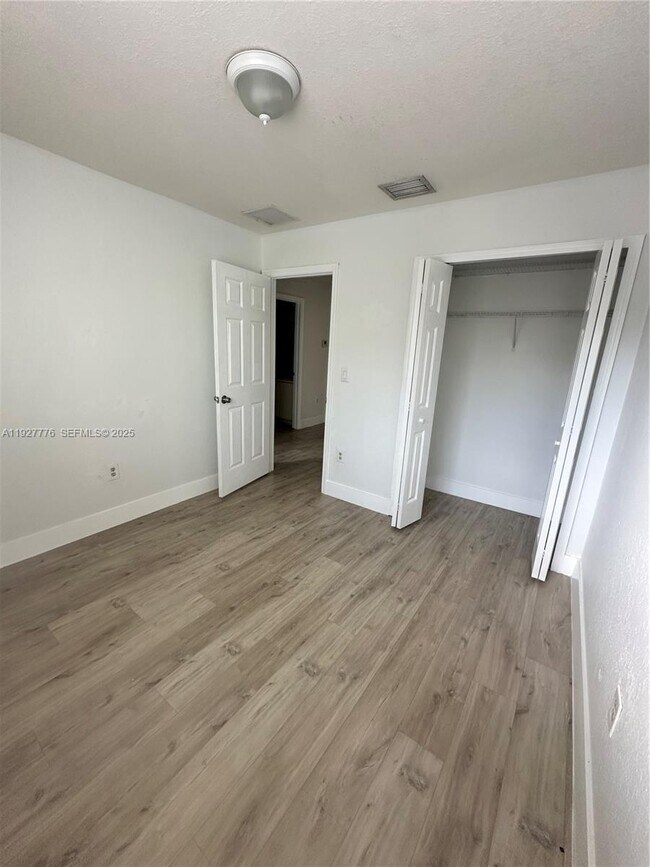 Building Photo - 1481 SE 24th Ct