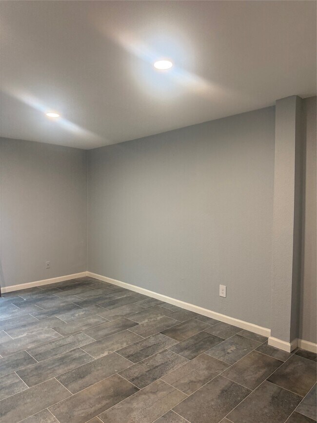 Building Photo - 7930 Grove Ridge Dr