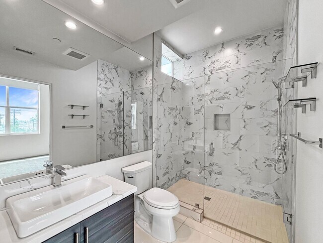 Building Photo - Modern 2BD/2BA Condo in North Park W/ High...