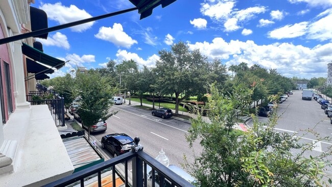 Building Photo - Beautiful 3/2 Townhouse Available !!