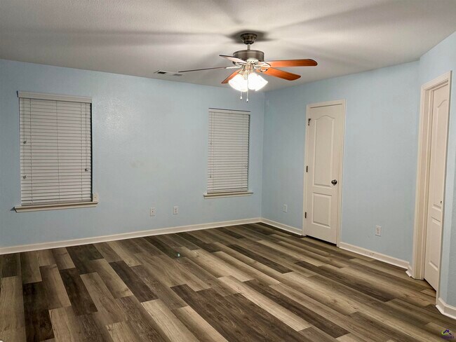 Building Photo - 423 Haddenham Ct