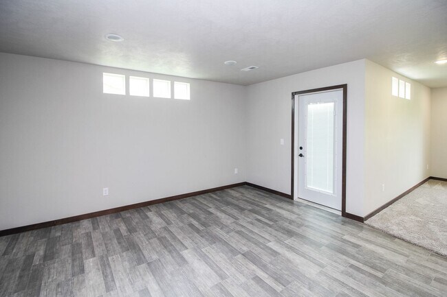 Building Photo - Newer 3 bed 2 bath in Tea  Special rate $1775 with a 13 month lease