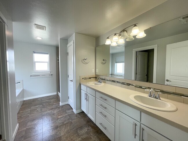 Building Photo - 11473 Baserri Dr