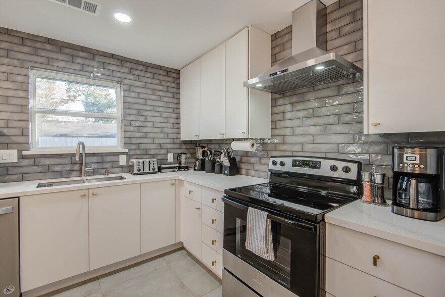 Building Photo - 9515 Meadowglen Ln