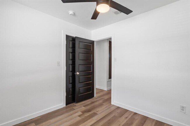 Building Photo - 3307 Oak Alley