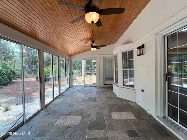 Building Photo - 27 Birdie Dr