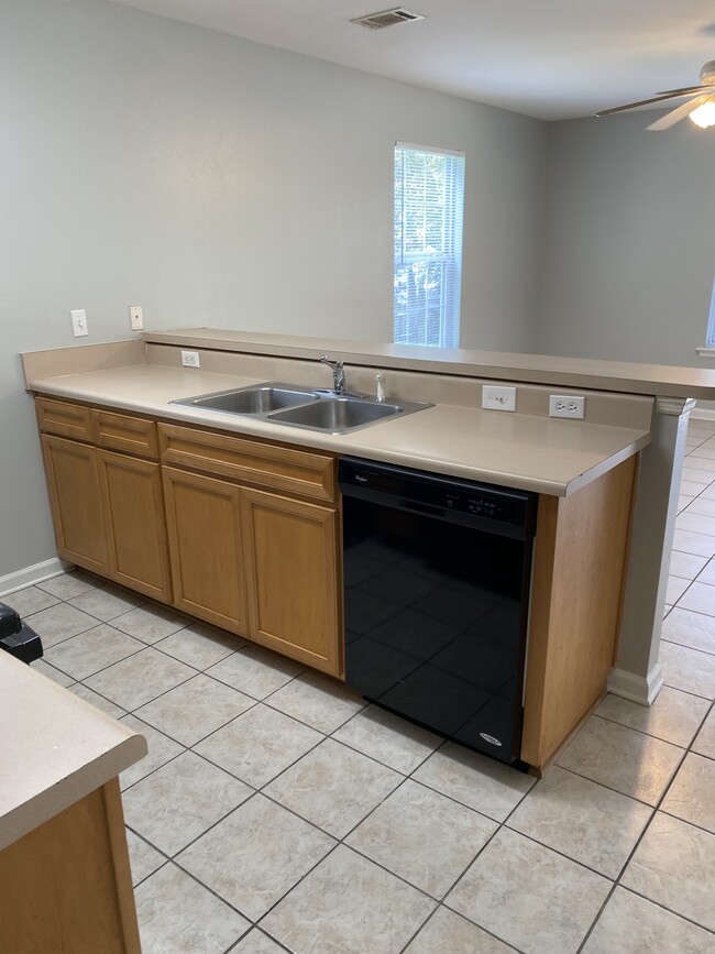 Building Photo - 97 Bass St