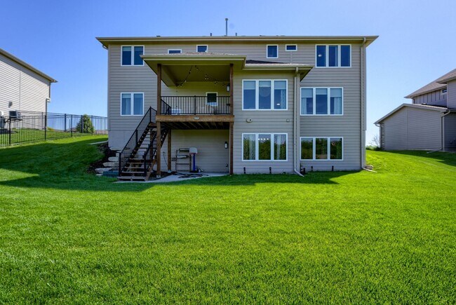 Building Photo - Spacious & Stylish 6-Bedroom Home in North...