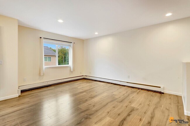 Building Photo - Modern 4-Bedroom Townhome in Desirable Sou...