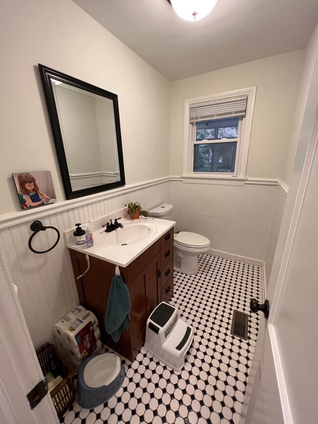 Half bath - 3221 Douglasdale Rd