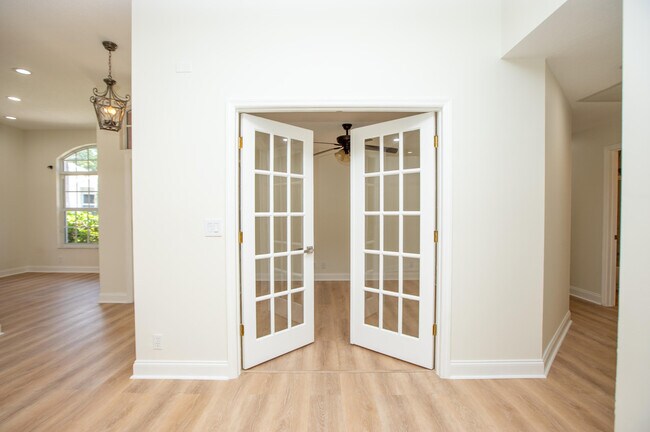 Building Photo - 10821 La Salinas Cir