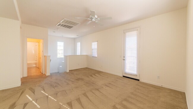 Building Photo - 570 Calle Vibrante