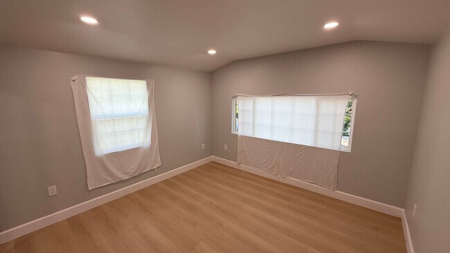 Building Photo - EPIC REA: Charming 2 Bed/ 1 Bath Home in O...