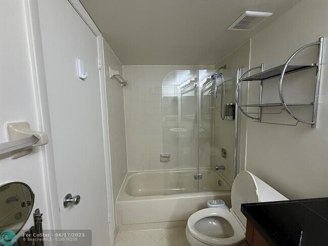 Building Photo - 110 Lake Emerald Dr