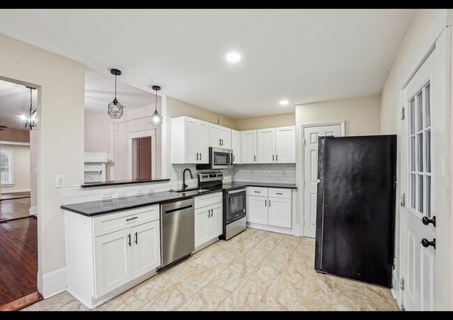 Building Photo - 623 Park Ave