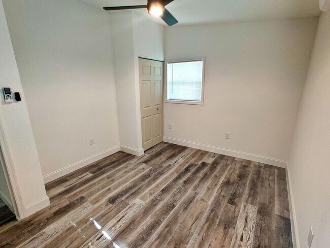Building Photo - 5500 Balboa Dr