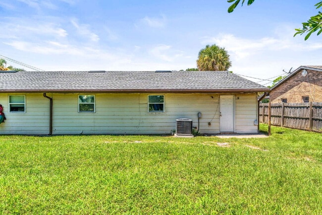 Building Photo - Charming 2-Bed Duplex Retreat in Edgewater...