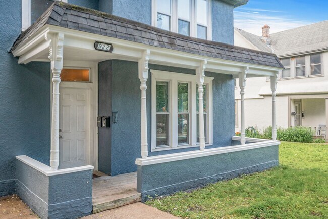 Building Photo - 3BR/1 Bath Lower Level Duplex in Northeast...