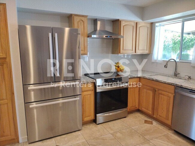 Building Photo - 3 Bedroom + Den Home with Private Pool in Mesa!
