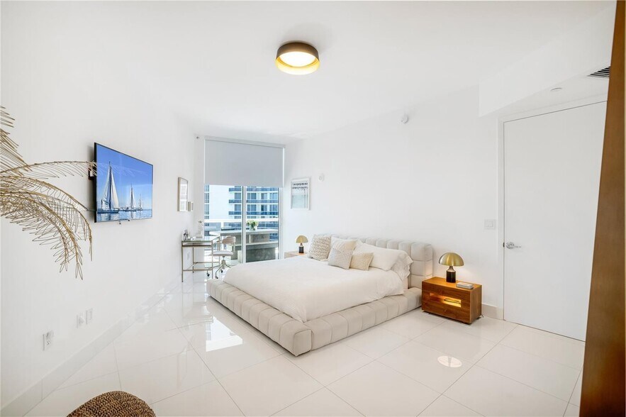 Building Photo - 15901 Collins Ave