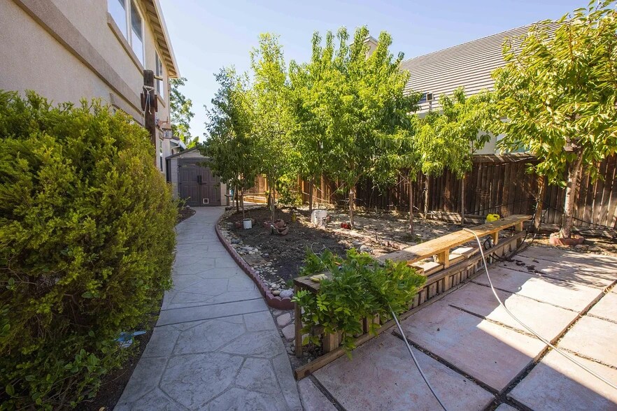 Building Photo - 2674 Torrey Pines Dr