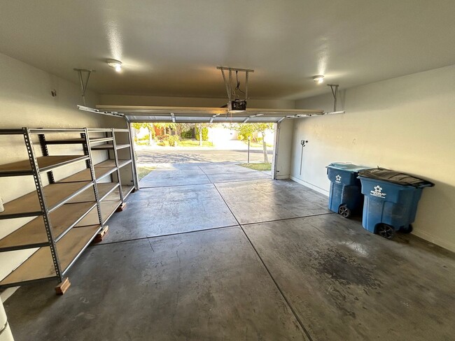 Building Photo - Gorgeous 3BED / 2.5 BATH home located in the gated community of Peccole Ranch!