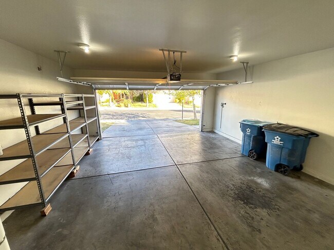 Building Photo - Gorgeous 3BED / 2.5 BATH home located in the gated community of Peccole Ranch. Make the Move for ...