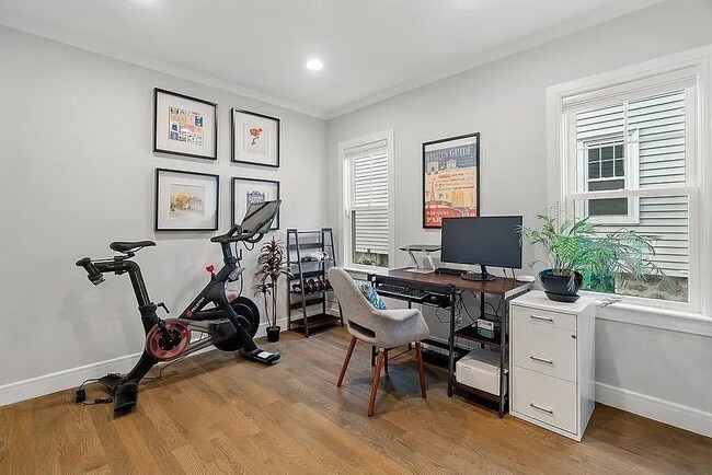 Building Photo - "Charming 1-Bedroom Haven in Boston's Vibrant Neighborhood!"