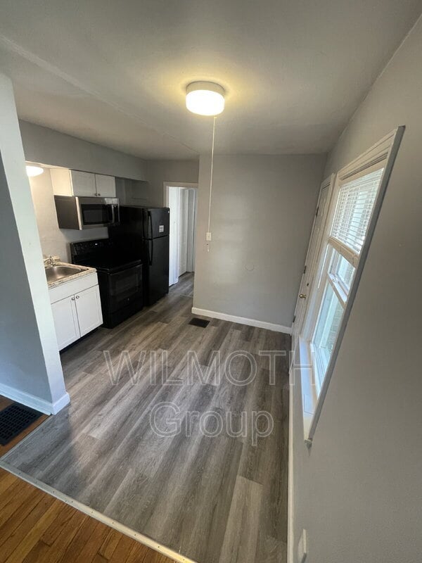 Building Photo - 615 N Tibbs Ave