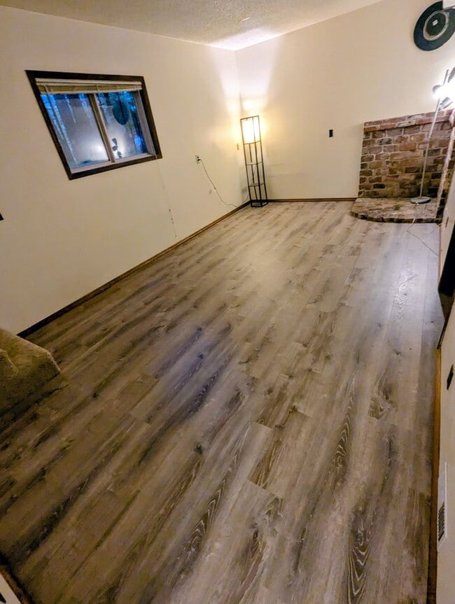 Building Photo - 4 BD/2BA Single Family Home in Dredge Lake area