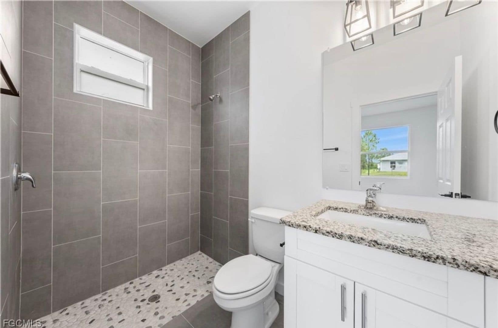 Building Photo - 1027 Meadows Rd