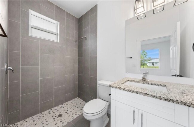 Building Photo - Charming 3BR Duplex in Lehigh Acres