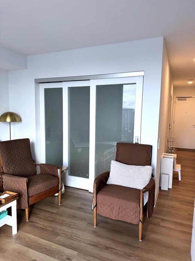 Building Photo - Aalii - High Floor Fully Furnished One Bed...