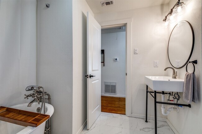 Building Photo - 5415 Dartmouth Ave