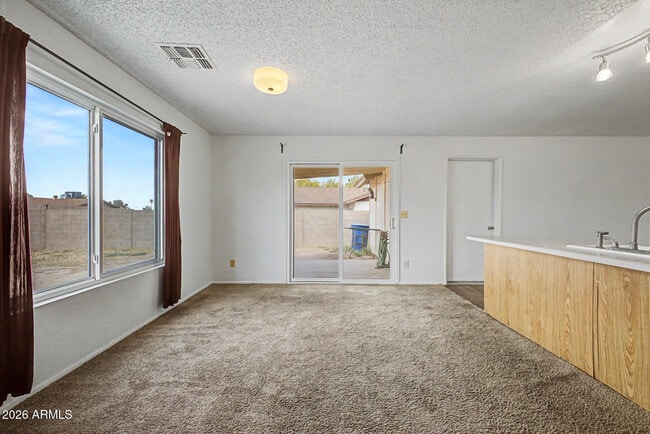 Building Photo - 932 W Libra Dr