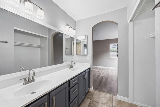 Building Photo - 5531 E Elena Ave