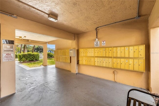 Building Photo - 2525 W Bay Dr