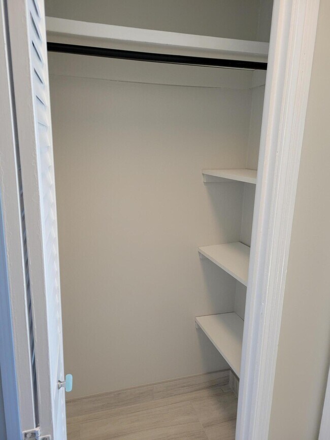 Building Photo - 101 S Golfview Rd