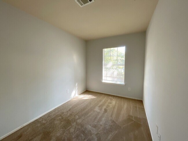 Building Photo - 3127 Glen Spring Dr