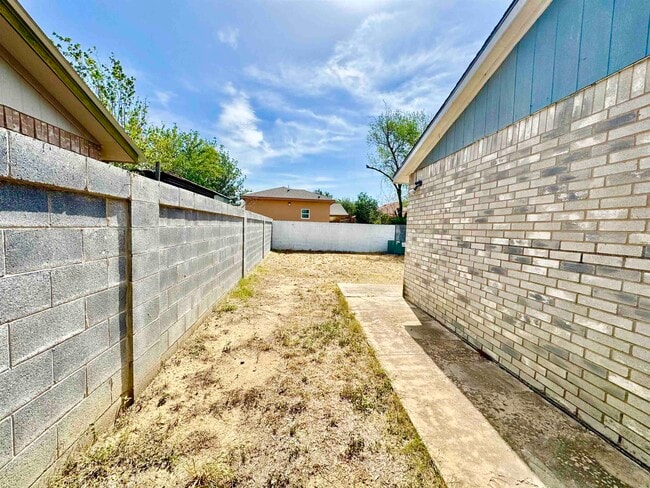 Building Photo - 1421 Reagan Dr