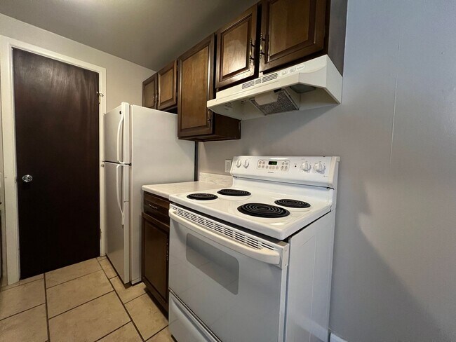 Building Photo - Robertson1001 (KC-JF-NB)