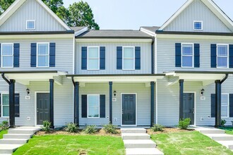 Building Photo - 2 Bedroom Townhome-Downtown Clayton