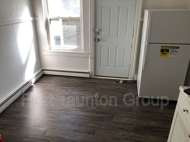 Building Photo - 9 Cedar St