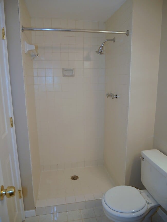 Building Photo - 4 Bedroom 3.5 Bath Corner Unit Townhouse o...