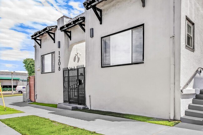 Interior Photo - 1208 Daisy Ave